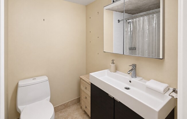 2 beds, 1 bath, 810 sqft, $3,000, Unit T35