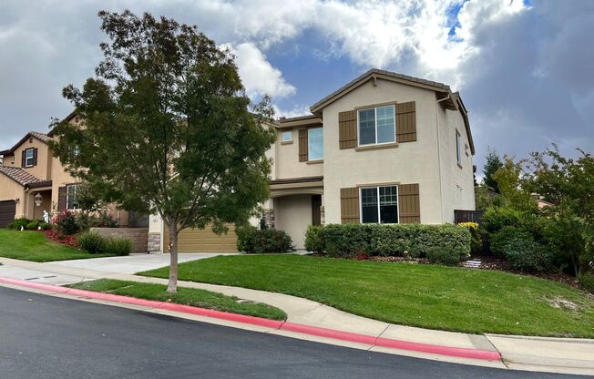 Large Executive 5 Bedroom, 3.5 Bathroom, 3085 sqft. Home