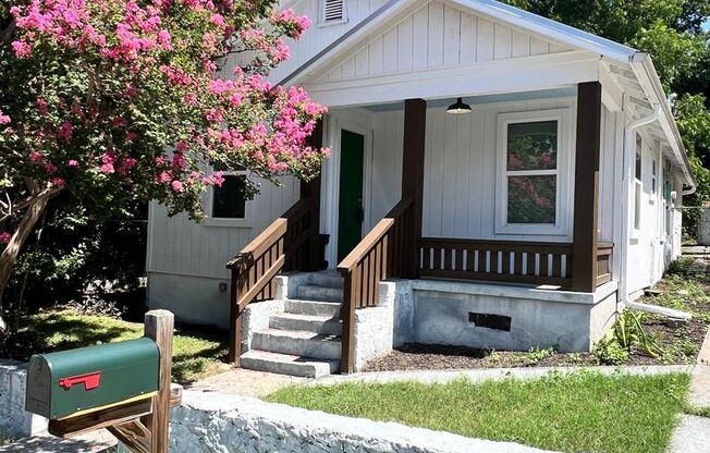 Charming East Austin Bungalow / Centrally Located / Grandview Place Neighborhood / 3 bedrooms, 2 baths