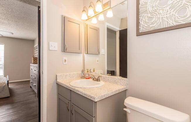 2 beds, 2 baths, 978 sqft, $1,049