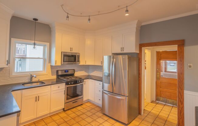 3 Bedroom Home Walking Distance to Wallingford Center