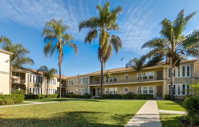 Los Angeles Apartments Courtyard