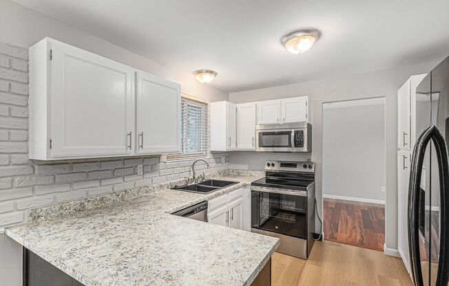 3 bedroom 2.5 bathroom in Heather Ridge!