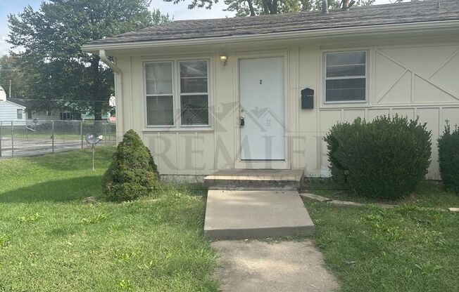 2 bed / 1 bath -4 plex - close to school - 308 McKissick Unit 2 Pleasant Hill MO - Rent  $950