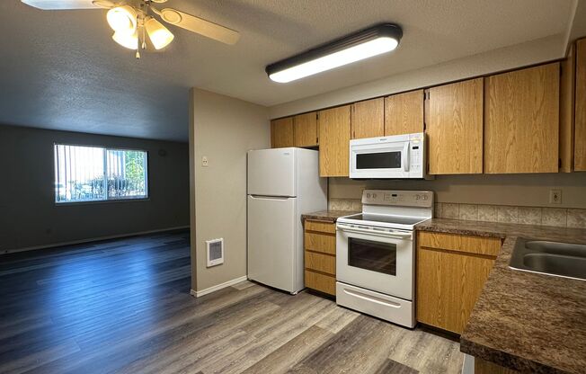 2 beds, 1 bath, 840 sqft, $1,295, Unit 01