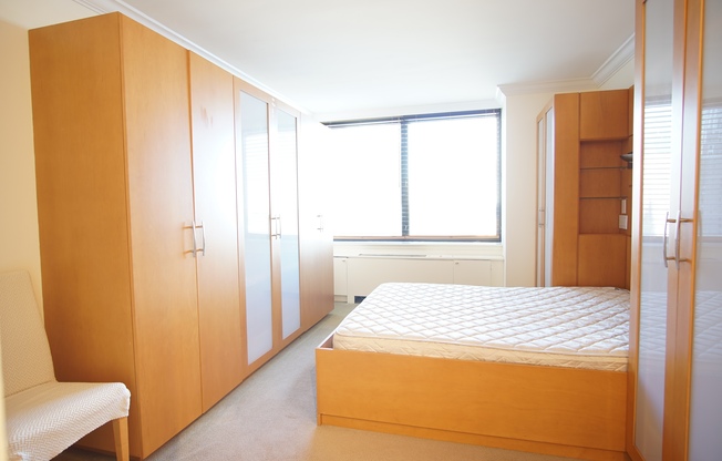 1 bed, 2 baths, 927 sqft, $5,500, Unit 18G