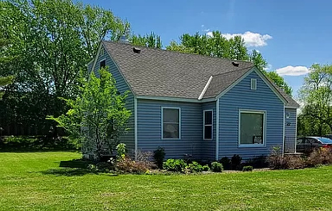 4 Bed/2 Bath House Available May 1st!