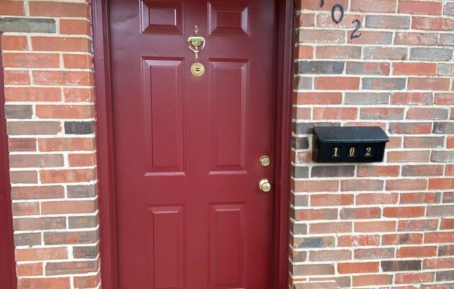 Quiet 2 bedroom townhome close to Downtown Denton Square