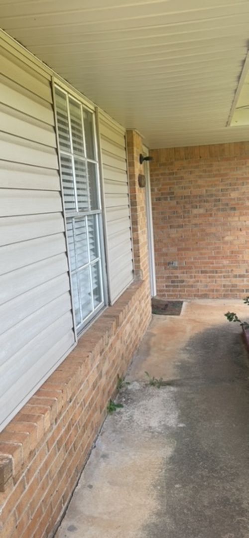 3 beds, 2 baths, $1,295