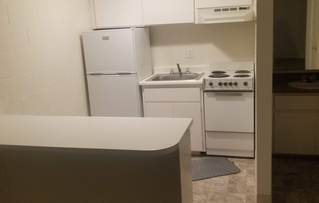 Studio, 1 bath, 375 sqft, $965, Unit 28