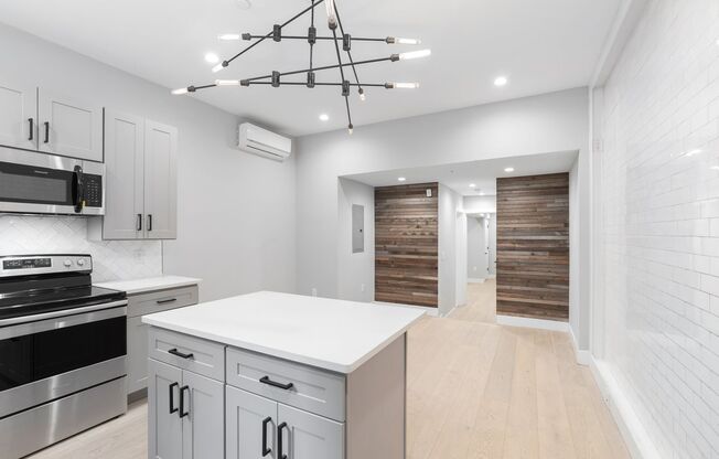 1 bed, 1 bath, 666 sqft, $2,395, Unit 001