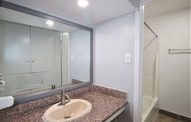 2 beds, 1 bath, 875 sqft, $1,330