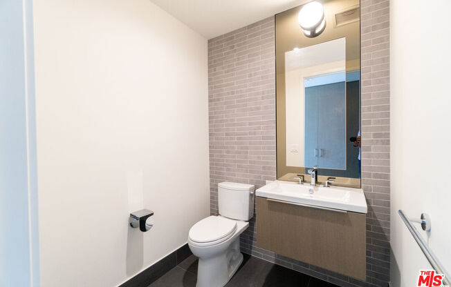 1 bed, 1.5 baths, 920 sqft, $4,600, Unit 1903