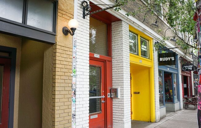 Spacious Vintage 1-Bed with Exposed Brick, Dishwasher, Clawfoot Tub