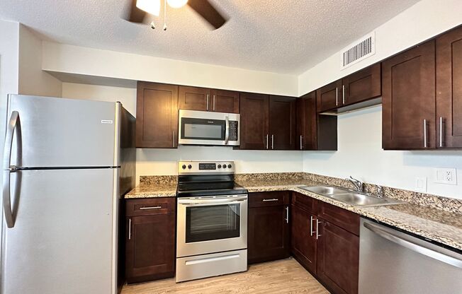 AVAILABLE NOW! FIRST MONTH FREE!  2 Bedroom 1 Bath Washer/Dryer on Venice Island!