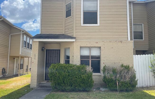 New Rental! 2-Story Townhome in Calallen – Utilities Included!