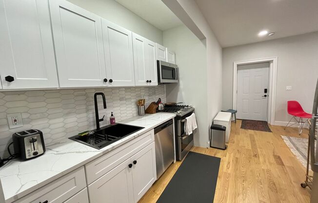 1 bed, 1 bath, $2,000, Unit 634 George 3