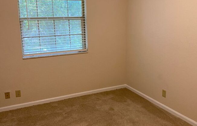 2 beds, 1 bath, 940 sqft, $1,840, Unit 066