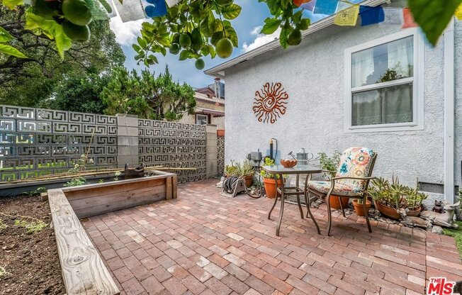 1225 N HOLLYWOOD WAY