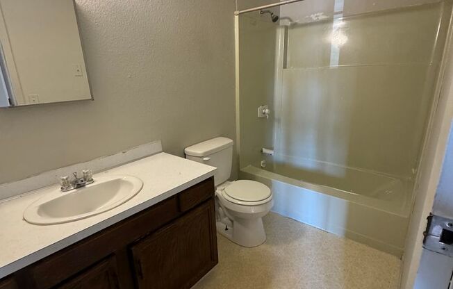 2 beds, 1 bath, $850, Unit 4