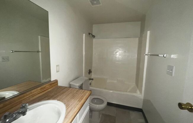 1 bed, 1 bath, $950, Unit B14