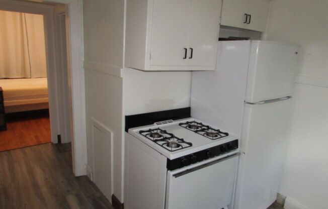 1 bed, 1 bath, 500 sqft, $1,700, Unit 2109 University Ave 3