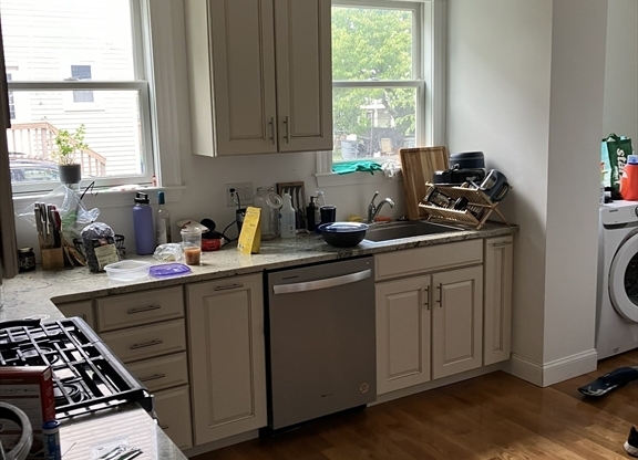 3 beds, 1 bath, $3,200, Unit 1