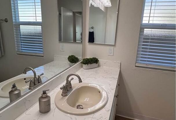 2 beds, 2 baths, 882 sqft, $2,225, Unit 52