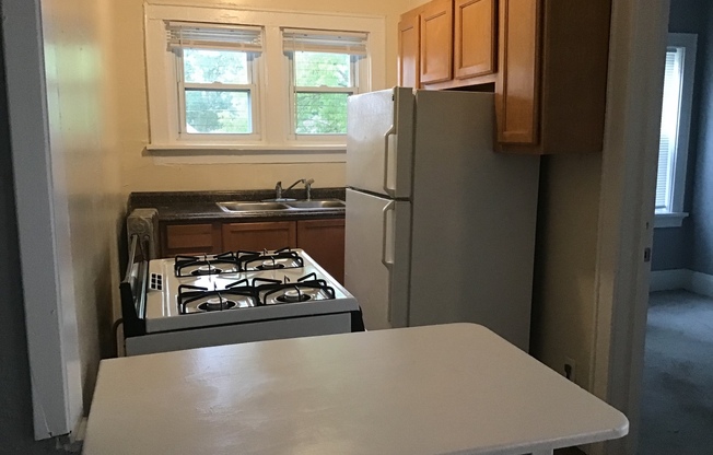 2 beds, 1 bath, $795, Unit #7