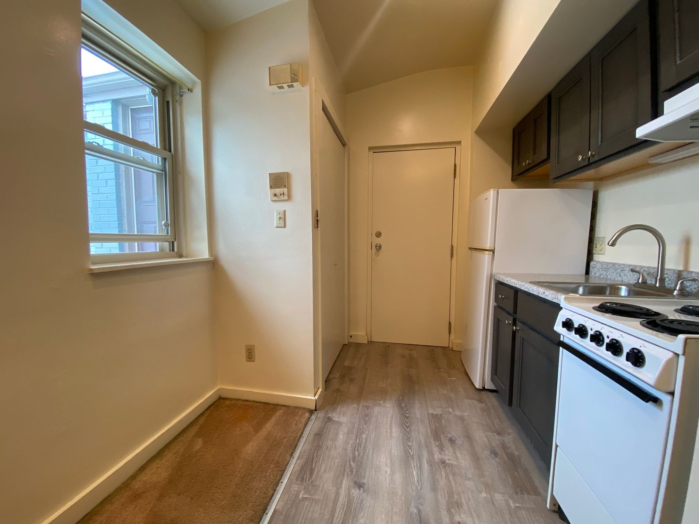 Affordable Studio on Meyran Avenue! Great Oakland Location! Call Today!