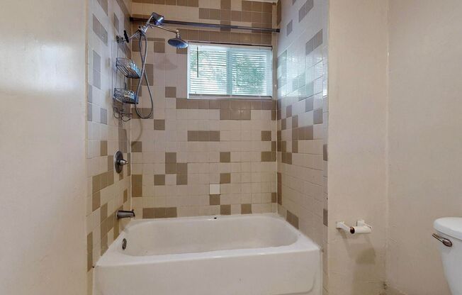 2 beds, 1 bath, 900 sqft, $1,400, Unit 823 11th Street NW