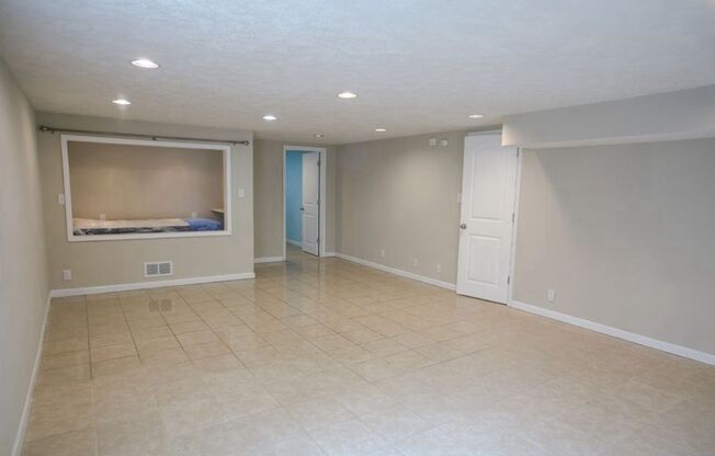 1 bed, 1 bath, $1,000, Unit Basement - Basement