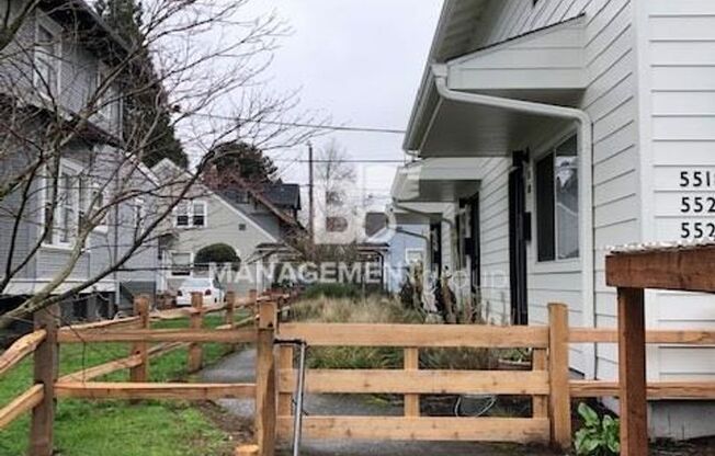 Close-In N PDX Piedmont Neighborhood- Spacious Light & Bright Updated Townhome w/ Wood Floors, Parking, Patio+