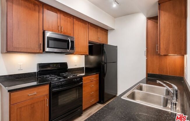 2 beds, 2 baths, 1,000 sqft, $4,100, Unit 312