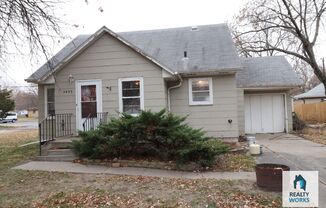 Great 3 bedroom home available in north Lincoln.