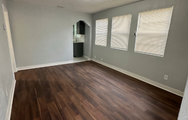 3 beds, 1 bath, $1,000