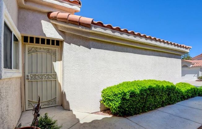 ONE STORY UNIT WITH Oversized 2-Car GARAGE
