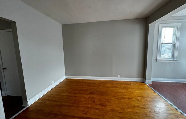 2 beds, 1 bath, $1,300, Unit 2526 #2R