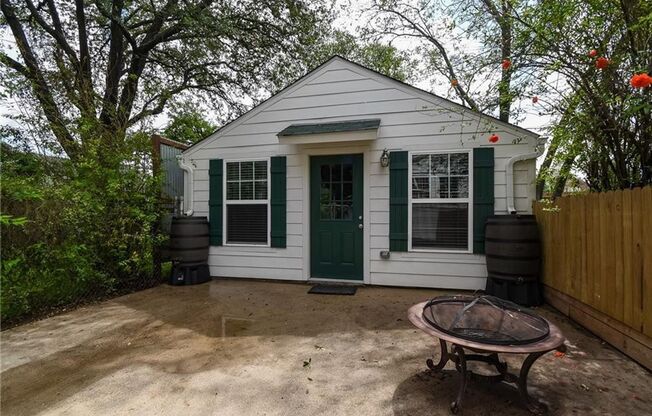 ADORABLE BUNGALOW LOCATED IN ARLINGTON HEIGHTS!