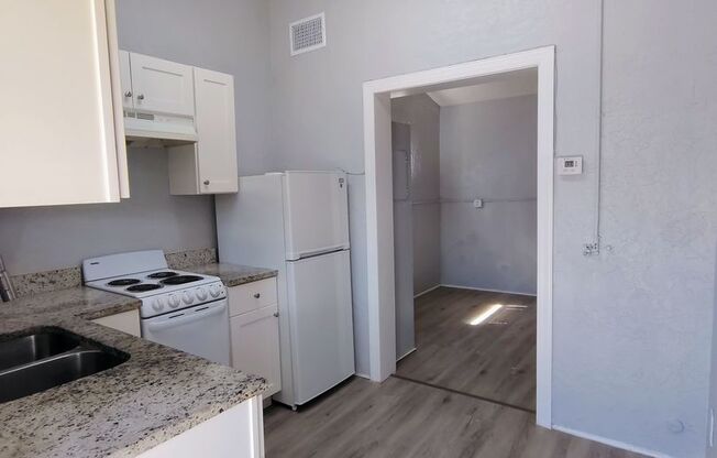 9402 9563 LYNN LN