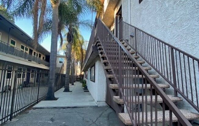 Newly Remodeled Beautiful 1 Bedroom/ 1 bathroom Apartment! With PARKING!