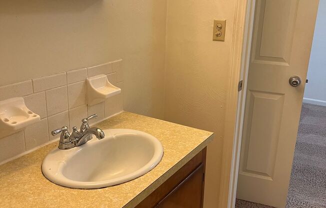 1 bed, 1 bath, 500 sqft, $1,130, Unit R-2