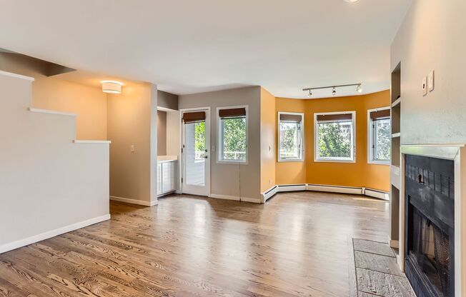 AMAZING LOCATION 2 Bed 2 Bath Condo In The Heart of Downtown Boulder - Available NOW!