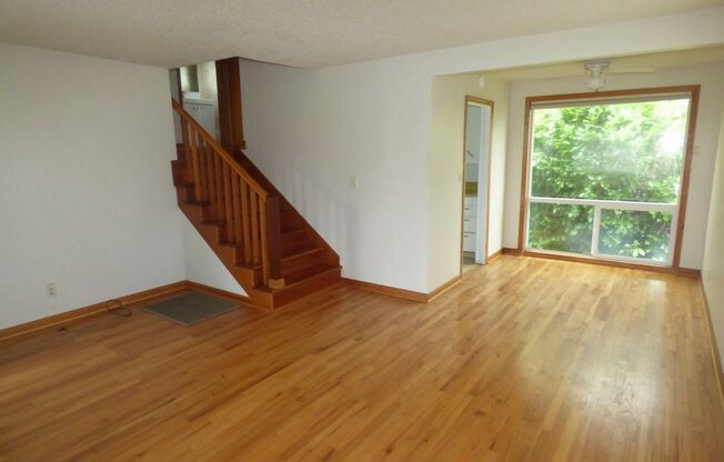 Yenste01 - 955-985 Fir St S