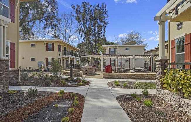 Intertwining walkways connecting homes at Parkside Apartments, Davis, 95616
