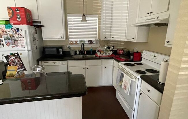 College Station - 4 bedroom / 2 bath / 2 story home near TAMU campus