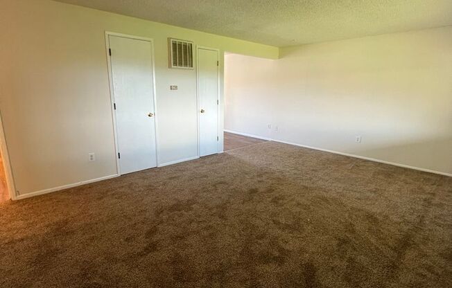 3 beds, 1 bath, 850 sqft, $1,275, Unit 4209-2