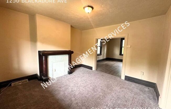 1250 BLACKADORE AVE