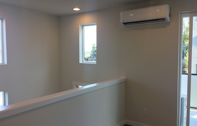 Newer Townhouse in Lake Forest Park!