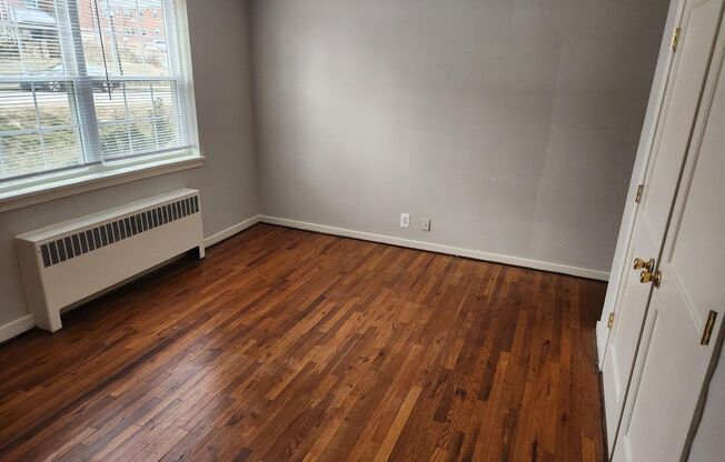 2 beds, 1 bath, 897 sqft, $2,335, Unit B-07